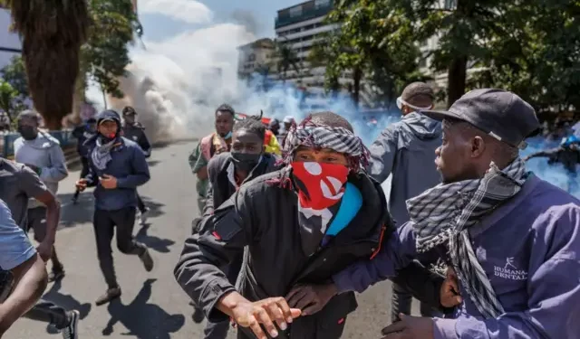 Las autoridades de Kenia ordenan a televisiones y radios que dejen de cubrir las protestas