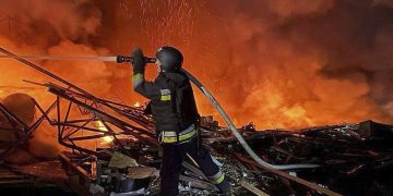 Rusia lanzó un ataque con drones sobre la ciudad ucraniana de Sumy y mató a tres personas, entre ellas un niño