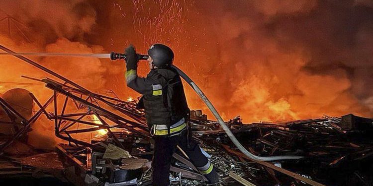 Rusia lanzó un ataque con drones sobre la ciudad ucraniana de Sumy y mató a tres personas, entre ellas un niño