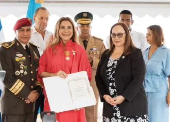 Carolina es condecorada por Guatemala con la medalla Monja Blanca en su primera clase