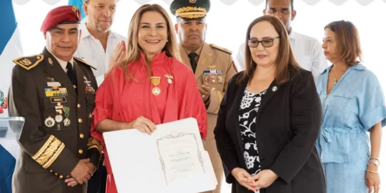 Carolina es condecorada por Guatemala con la medalla Monja Blanca en su primera clase