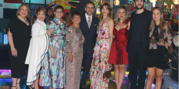 Familia Espaillat presenta foto familiar como prueba de desconocimiento del riesgo estructural en el Jet Set