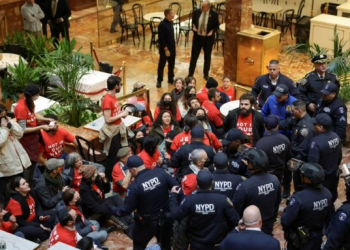 Policía de NY arresta a manifestantes que protestaban en lobby de la Torre Trump
