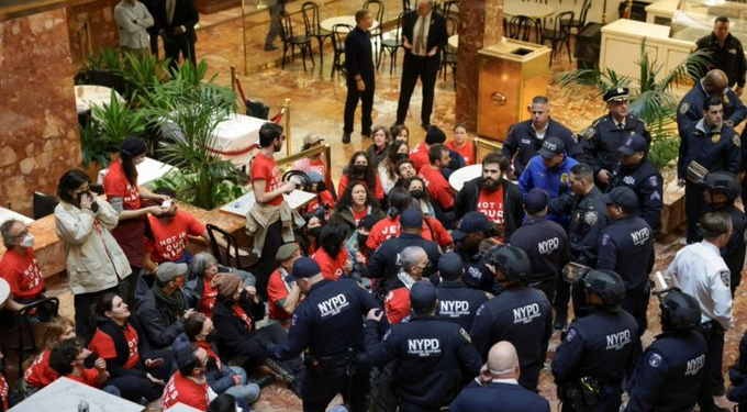 Policía de NY arresta a manifestantes que protestaban en lobby de la Torre Trump