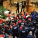 Policía de NY arresta a manifestantes que protestaban en lobby de la Torre Trump