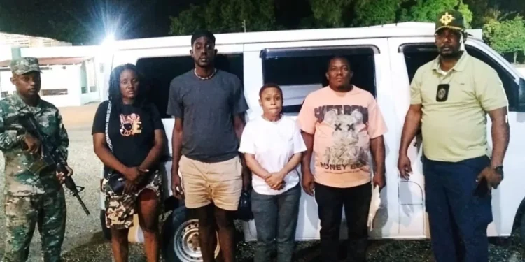 Arrestan haitiano que llevaba a otros indocumentados en un minibús en Azua