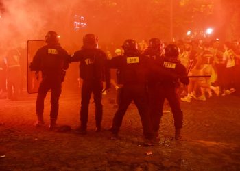 Dos muertos y 200 heridos empañan las celebraciones del PSG, que será recibido por Macron