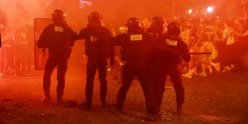 Dos muertos y 200 heridos empañan las celebraciones del PSG, que será recibido por Macron