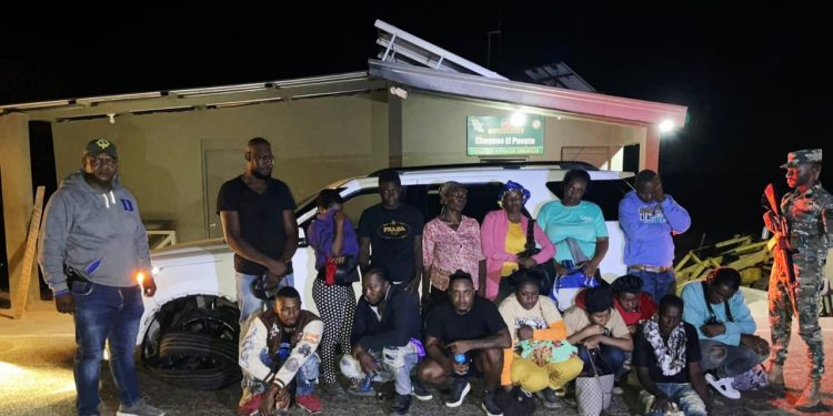 Otra jeepeta fue detenida con 15 haitianos indocumentados en Montecristi