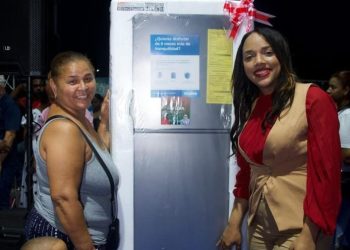 Diputados Rafael Castillo y Tayluma Calderón agasajan madres de SDE