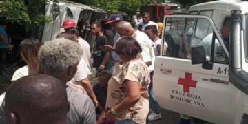 Se accidenta autobús con pasajeros en la autopista Duarte; hay heridos y atrapados