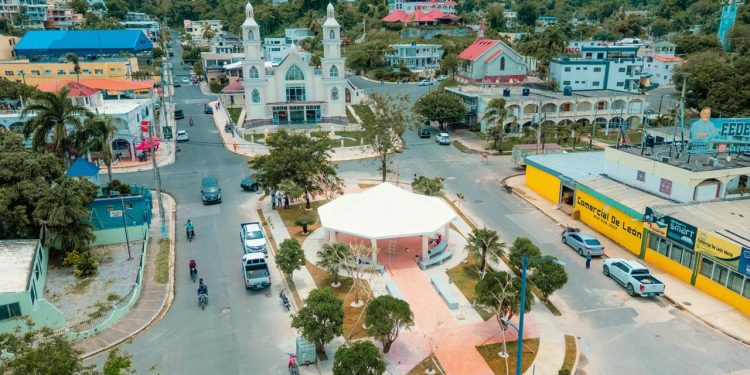 Presidente Abinader y ministro Collado inauguran reconstrucción de Malecón y otras obras en Samaná