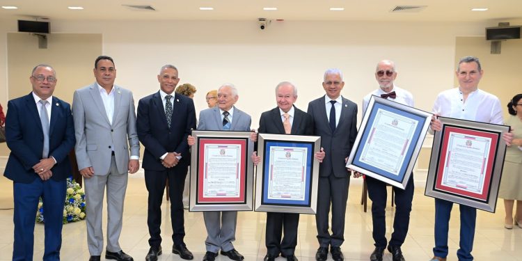 Senado de la República reconoce varias personalidades del Arte y la Cultura Dominicana