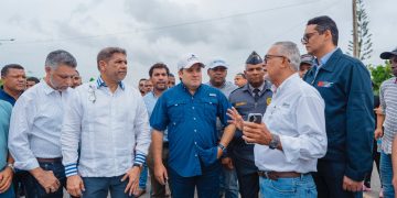 Paliza visita Merca SD tras incendio; asegura compromiso del Gobierno para su recuperación