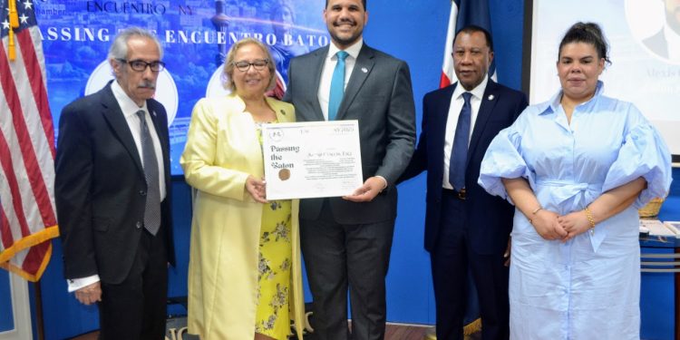 Reconocen en NY abogado dominicano por liderazgo en comunidad jurídica criolla
