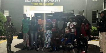 Abandonan minibús con 18 nacionales haitianos indocumentados en San Juan de la Maguana