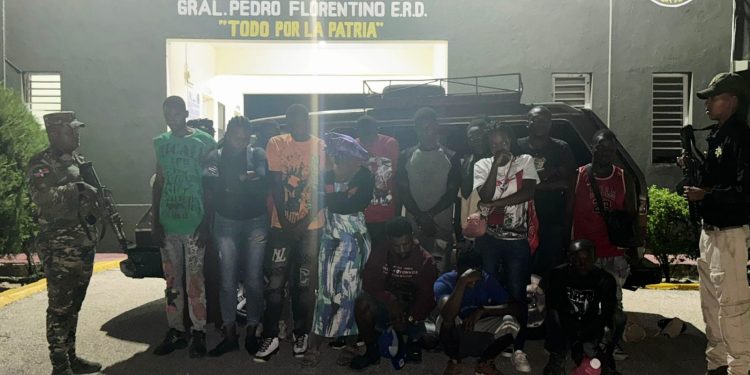 Abandonan minibús con 18 nacionales haitianos indocumentados en San Juan de la Maguana