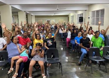 Cientos de padres preocupados por posible regreso a modalidad de dos tanda en Centro Educativo Parroquial Cristo Rey