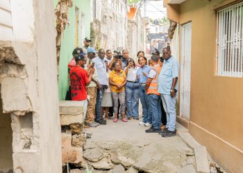 Alcaldesa Betty Gerónimo inspecciona zona afectada por derrumbe en Guaricanos 