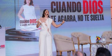 Priscila D’Oleo presenta su primer libro devocional: “Cuando Dios te agarra, no te suelta”