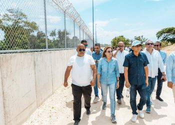 Carolina respalda construcción verja perimetral con Haití y propone muro económico y ecológico