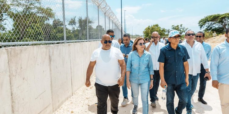Carolina respalda construcción verja perimetral con Haití y propone muro económico y ecológico