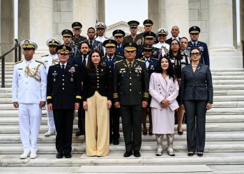 Ministro de Defensa fortalece lazos estratégicos en Washington y recibe importante reconocimiento internacional