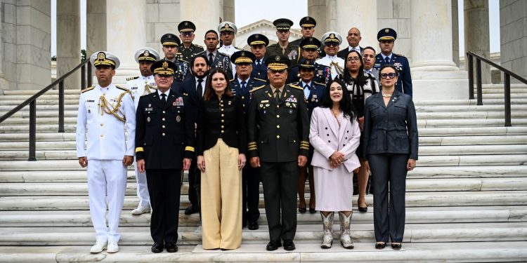 Ministro de Defensa fortalece lazos estratégicos en Washington y recibe importante reconocimiento internacional