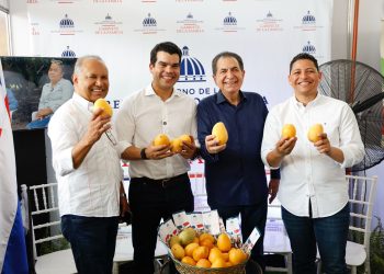 Wellington Arnaud se reúne con comunitarios y participa en la Feria del Mango en Baní