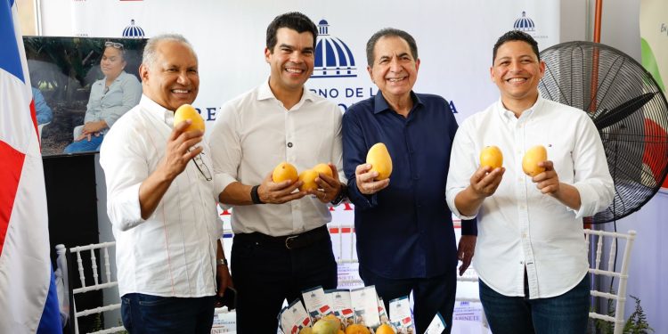 Wellington Arnaud se reúne con comunitarios y participa en la Feria del Mango en Baní