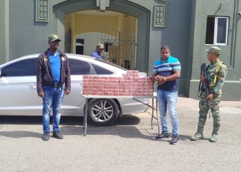 Oculto debajo de los asientos de un automóvil ocupan contrabando de cigarrillos en Montecristi