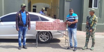 Oculto debajo de los asientos de un automóvil ocupan contrabando de cigarrillos en Montecristi