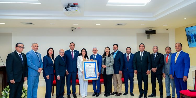 Senado reconoce actriz y presentadora Celinés Toribio por sus 30 años de trayectoria
