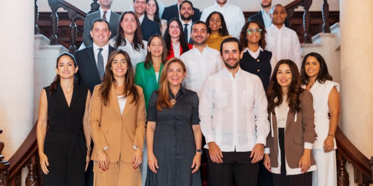Carolina Mejía recibe a los jóvenes empresarios de ANJE para compartir su visión estratégica con el PISD   
