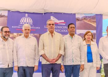 Presidente Abinader inaugura proyectos de asfaltado ejecutados por la Liga Municipal Dominicana (LMD) en Constanza