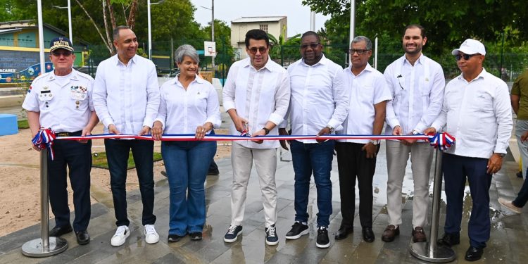 David Collado entrega remozada Plaza Marcelino Marte (Canito), en Guayacanes