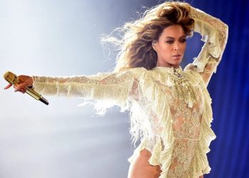 Beyoncé se aferra a cuerda durante presentación tras auto flotante inclinarse