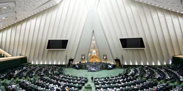 ¡Muerte a EE.UU. e Israel!: así celebró el Parlamento iraní el fin de cooperación con la OIEA