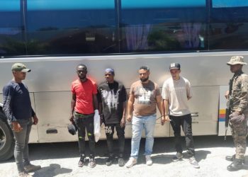 Chofer y cobrador fueron detenidos por ocultar indocumentados en compartimento del piso de autobús