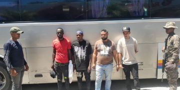 Chofer y cobrador fueron detenidos por ocultar indocumentados en compartimento del piso de autobús