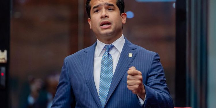 Omar Fernández respalda permisos laborales temporales para inmigrantes