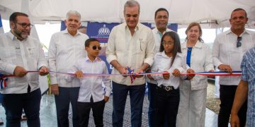 Presidente Abinader inaugura Liceo Experimental, subcentro UASD y asfaltado de calles en Constanza