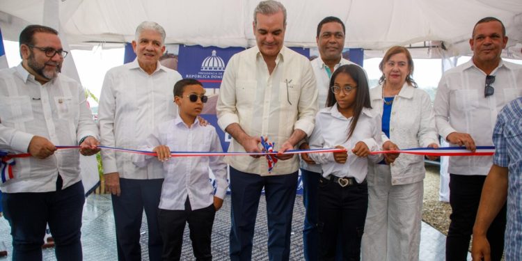 Presidente Abinader inaugura Liceo Experimental, subcentro UASD y asfaltado de calles en Constanza