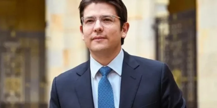 Uribe Turbay es sometido a nueva cirugía y sigue en estado crítico con tendencia estable