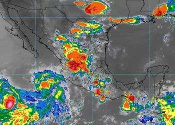 Bárbara baja a tormenta tropical y mantiene lluvias fuertes en el oeste de México