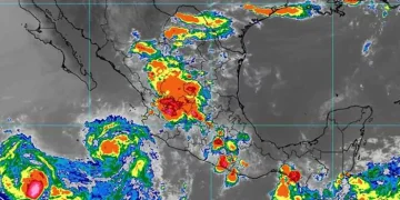 Bárbara baja a tormenta tropical y mantiene lluvias fuertes en el oeste de México