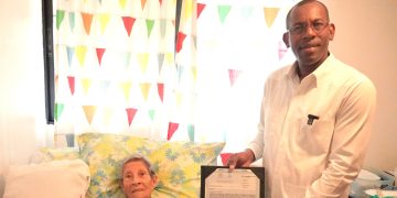 Titulación de Terrenos del Estado y Medio Ambiente realizan jornada de limpieza y siembra de árbol en playa El Faro San Pedro de Macorís