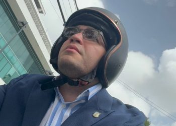 Diputado Charlie Mariotti llega al Congreso en motocicleta y envía mensaje de compromiso ciudadano