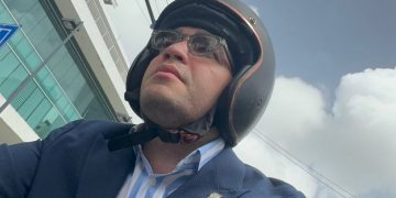 Diputado Charlie Mariotti llega al Congreso en motocicleta y envía mensaje de compromiso ciudadano