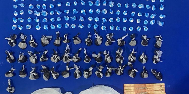 Apresan 2 personas e interviene centro venta de drogas en el sector Villa Francisca